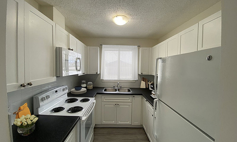 Rare 3 Bedroom! Wate...