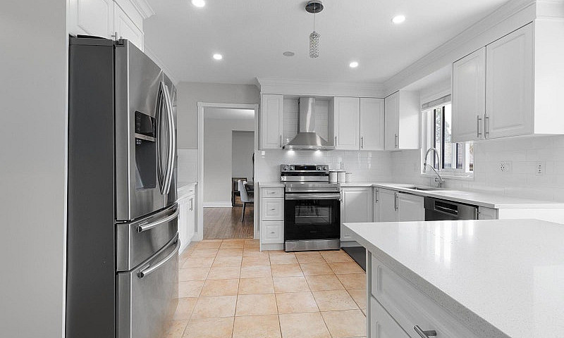 18166 54 Avenue Surr...