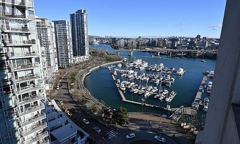 2206 1201 Marinaside...