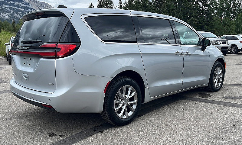 2023 Chrysler Pacifi...