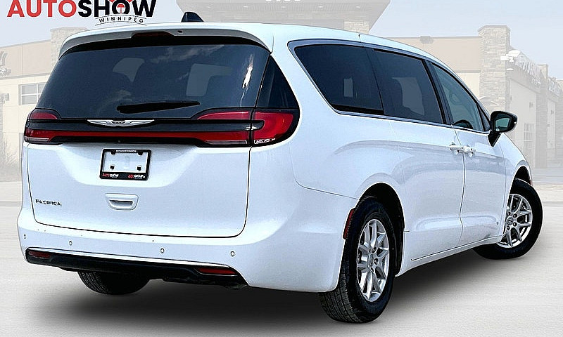 2024 Chrysler Pacifi...