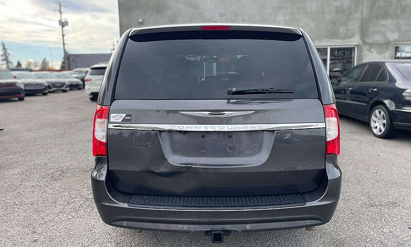 2015 Chrysler Town &...
