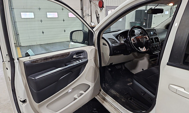 2011 Dodge Grand Car...