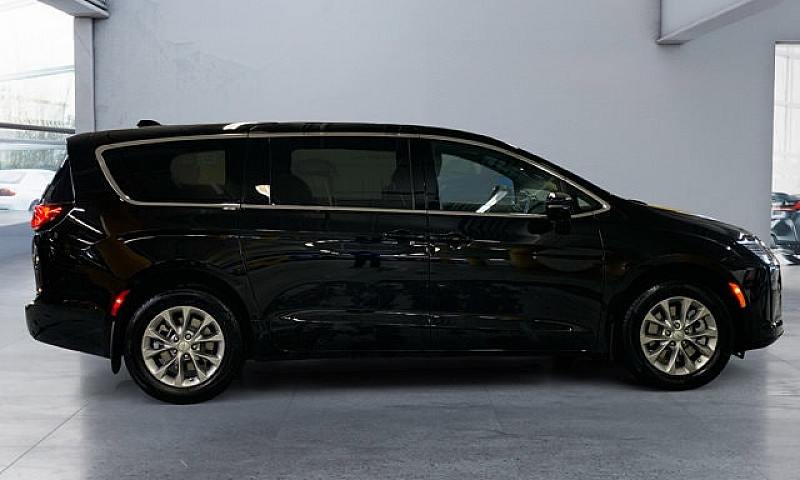 2027 Chrysler Pacifi...