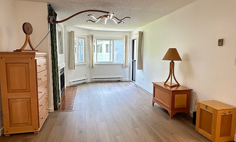 915 Sq Ft Condo Near...