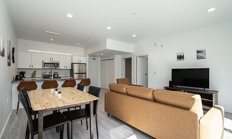 Modern 1Br/1.5Bath I...