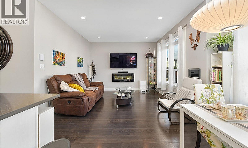 1005 Boeing Close La...