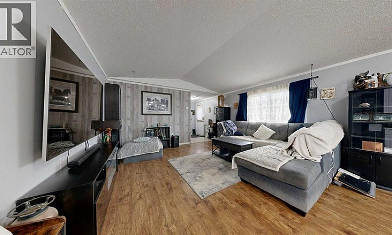 8708 89 Street Grand...