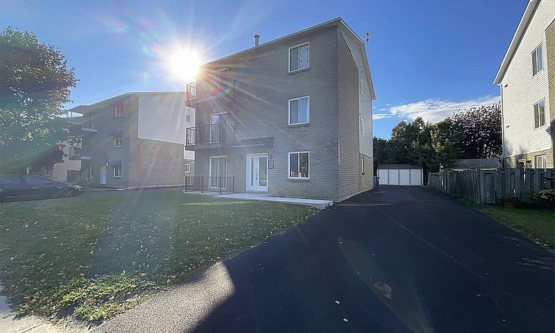 $980,000 - Triplex F...