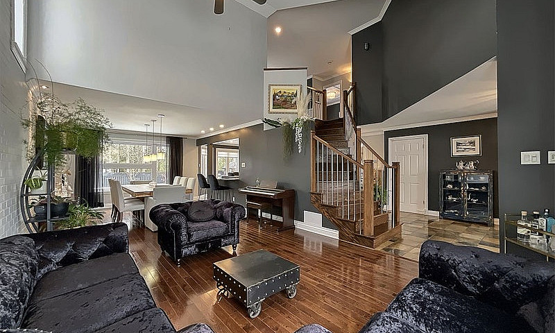 $1,199,000 - 2 Store...