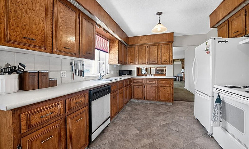 5 Bedroom Home Locat...