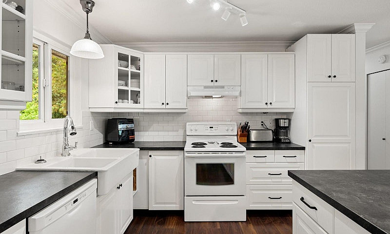 5933 Angus Place Sur...