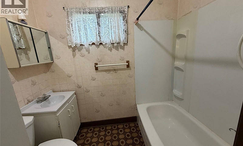 182 Fourth Avenue N ...