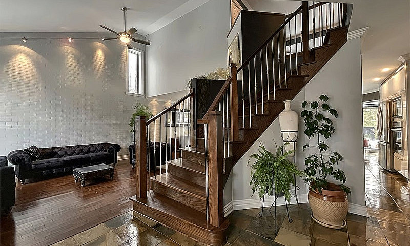 $1,199,000 - 2 Store...