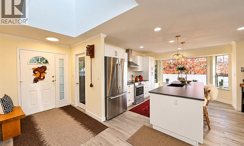3601 Arbutus Dr N Co...