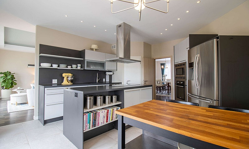Stunning, 6 Bdrm, 3....