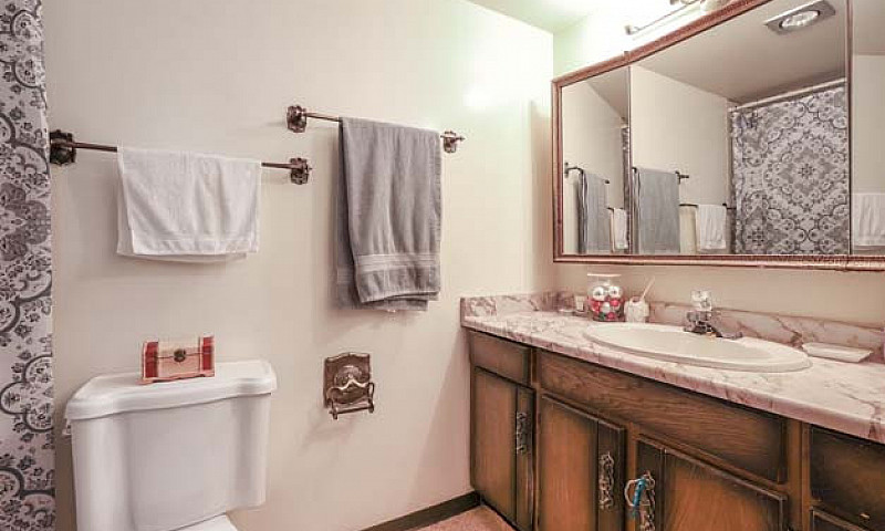 Well Laid-Out 2 Br N...