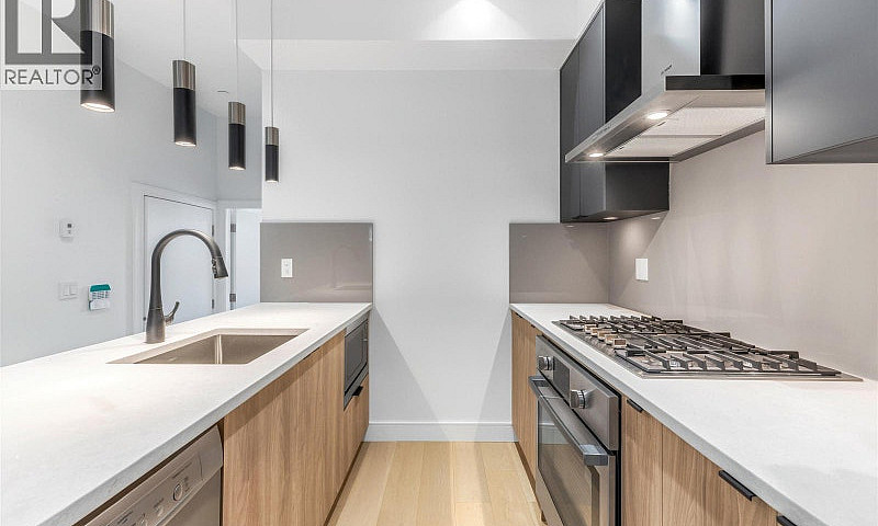 7353 Oak Street Vanc...