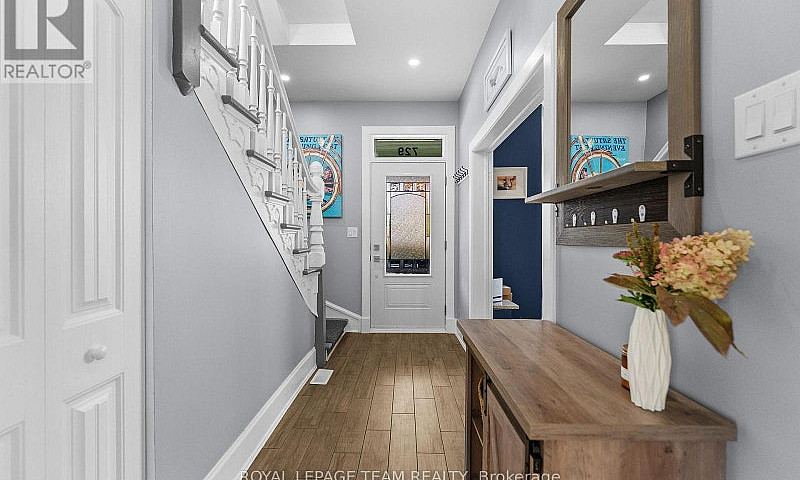729 Raglan Street S ...