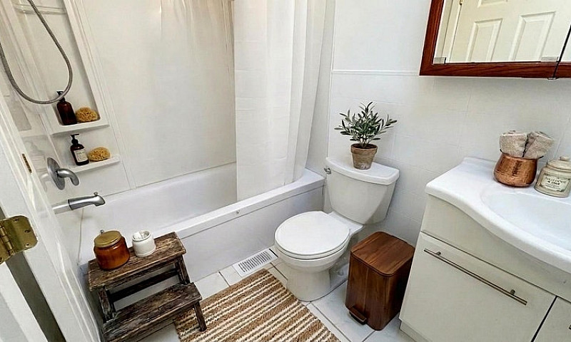 Bright 2-Bedroom Apa...