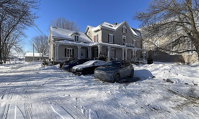 485 555$ - Duplex À ...