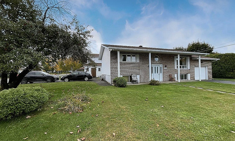 $425,000 - Triplex F...