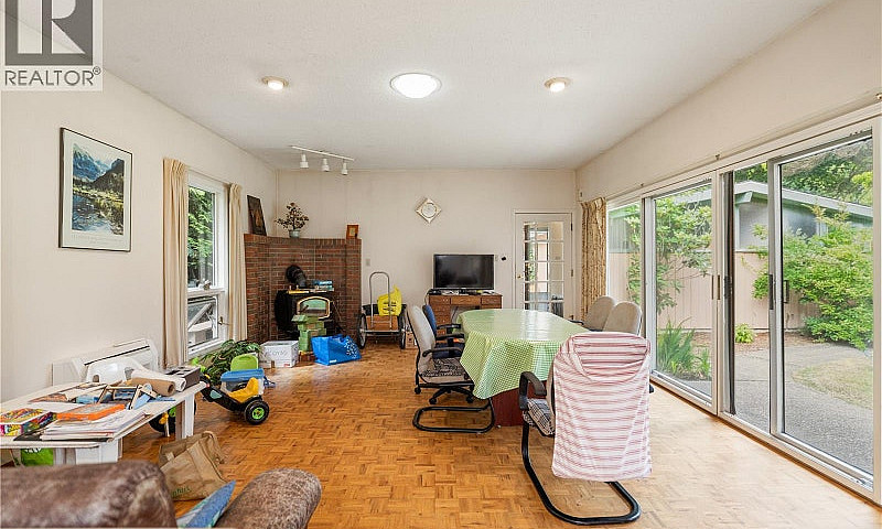 2168 Esplanade Oak B...