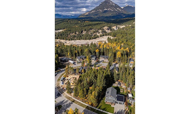 1520 Quartz Crescent...