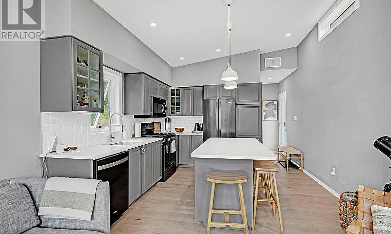 894 Hepburn Road Cha...