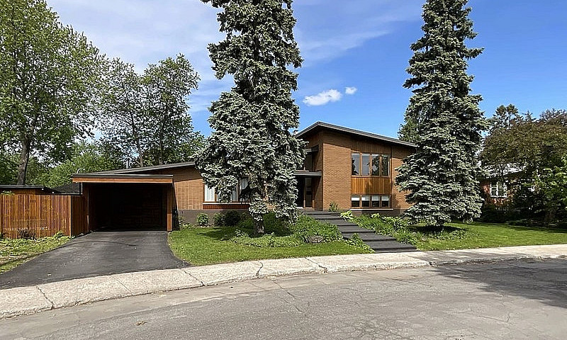 $1,398,000 - Bungalo...