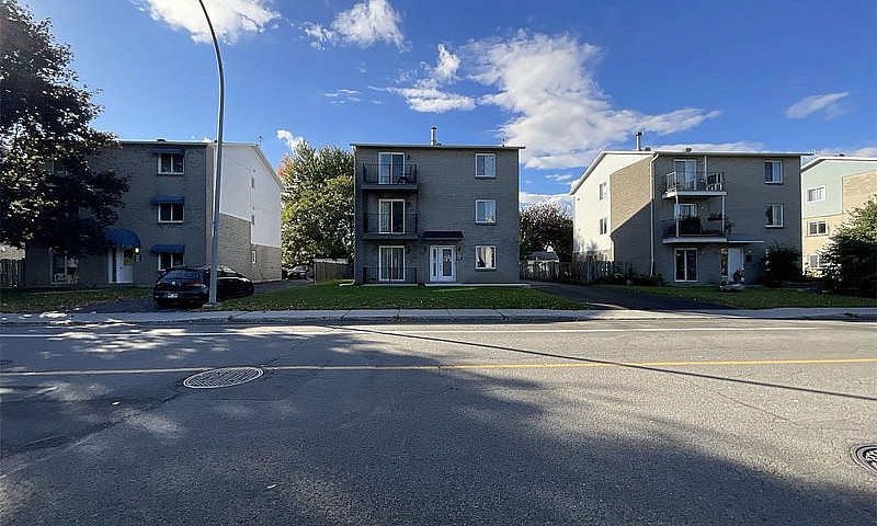 $980,000 - Triplex F...