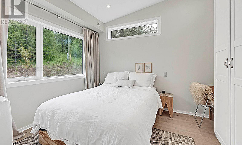 894 Hepburn Road Cha...