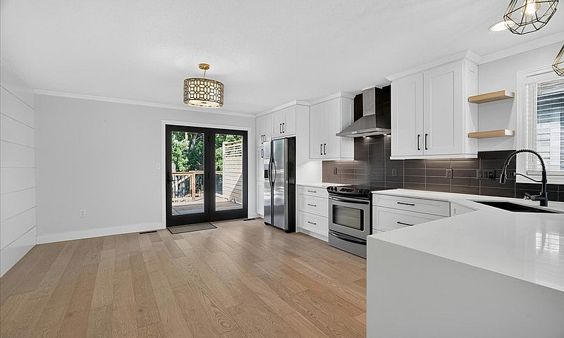 59 Bridle Path, Stra...
