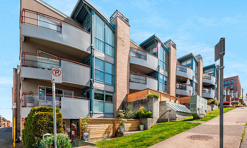 Fairview 2Br+Den Gar...
