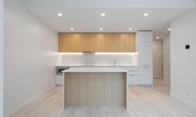 102 13318 104 Avenue...