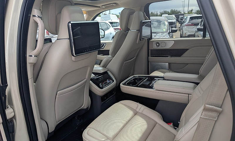 2018 Lincoln Navigat...