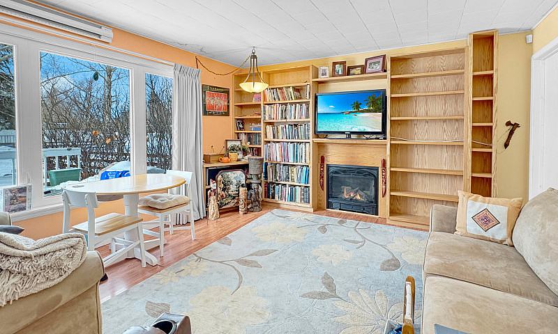 Charming Cabin In Co...