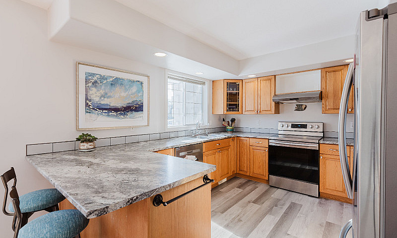 367 Oriole Way, Barr...
