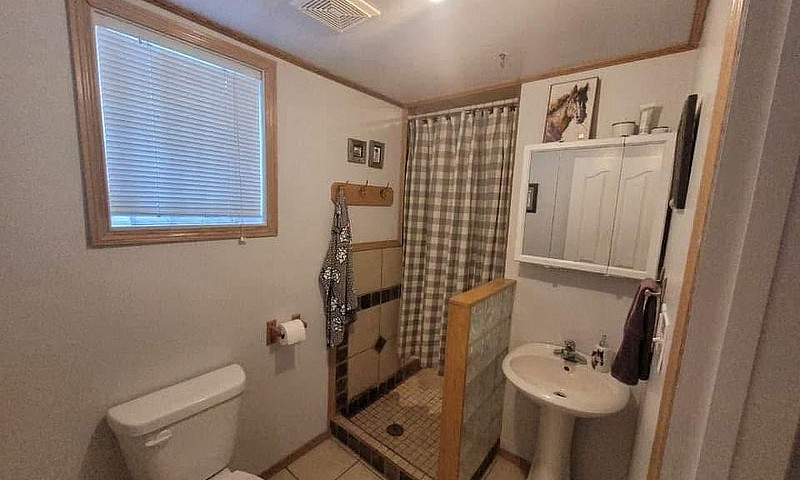 2 Bdrm Bsmt Suite - ...