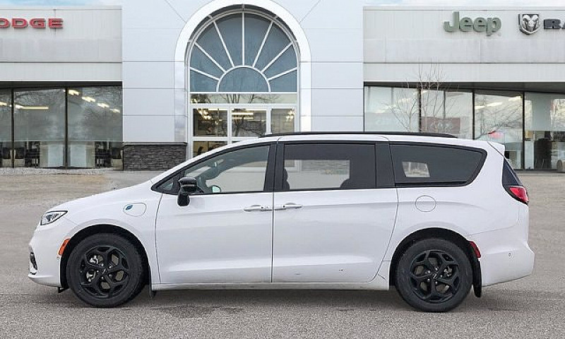 2024 Chrysler Pacifi...