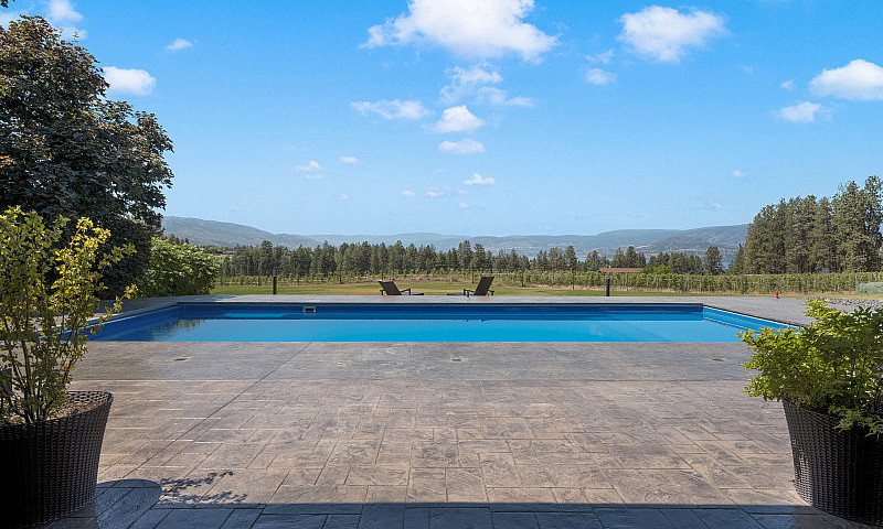 9.56 Acre Country Es...