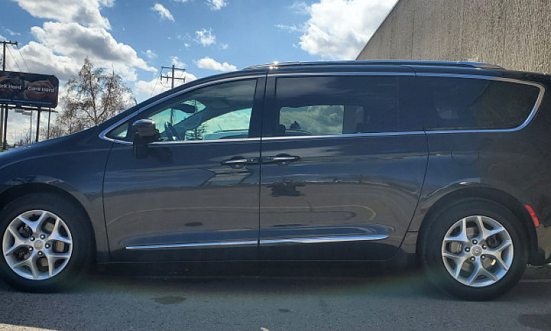 2018 Chrysler Pacifi...