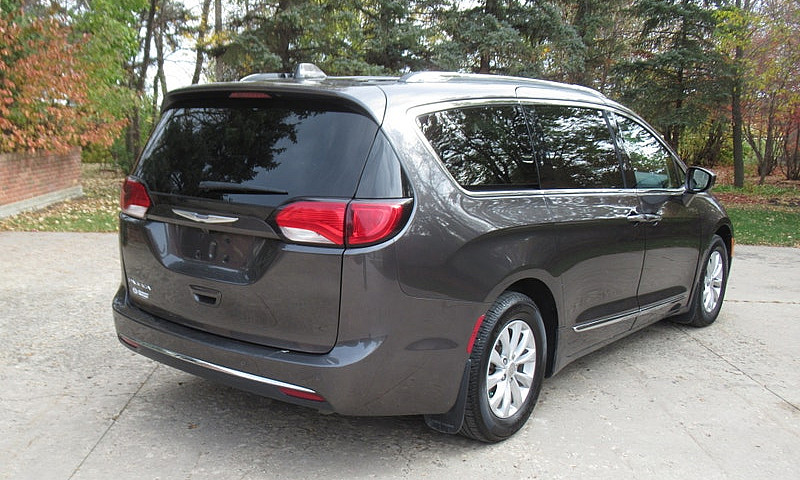 2019 Chrysler Pacifi...