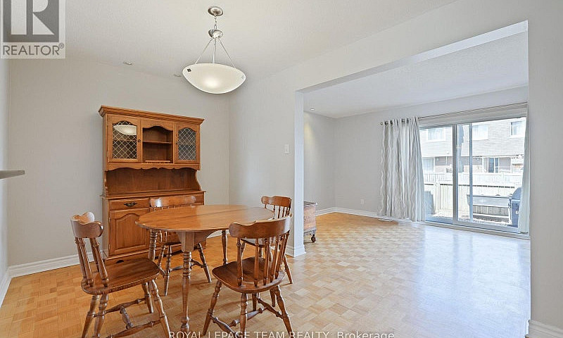 2942 Fairlea Crescen...