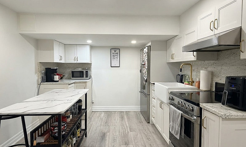 121 Sorauren Ave - 4...