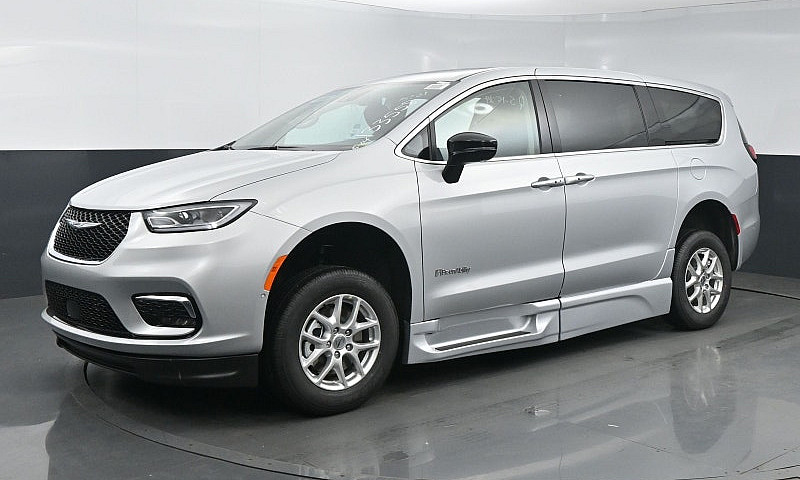 2024 Chrysler Pacifi...