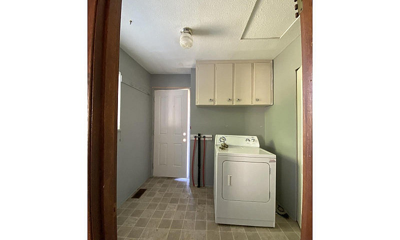 15855 Vine Avenue Wh...