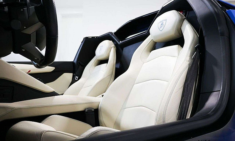2015 Lamborghini Ave...