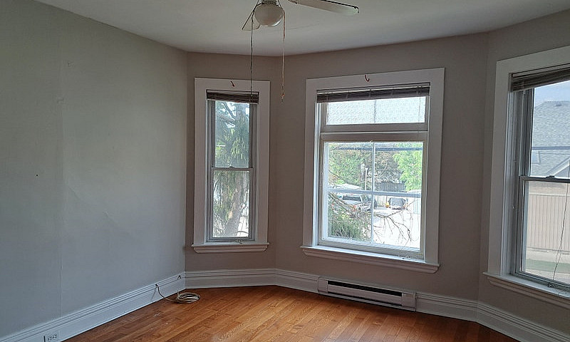 Bright 2 Bedroom Upp...