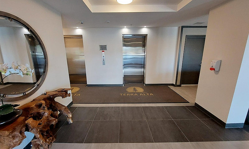 2 Bedroom + Den Apar...